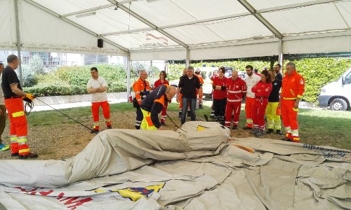 Volontari durante la prova di montaggio di un PMA