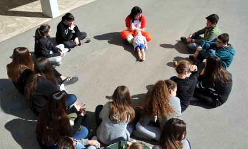 Bambini a scuola di soccorso