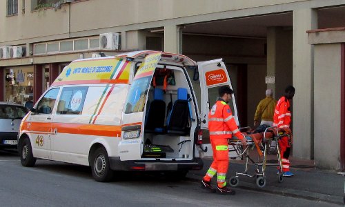 Due volontari durante un servizio di trasporto ordinario