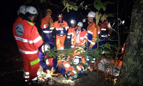 Volontari della Protezione Civile in una esercitazione di ricerca dispersi notturna