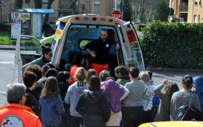 Bambini visitano una ambulanza