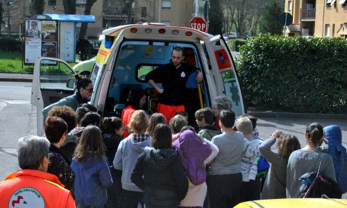 Bambini visitano una ambulanza