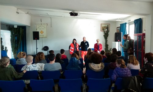 bambini visitano la sede della fratellanza popolare