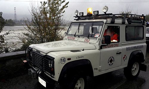 Land Rover durante una sessione di monitoraggio livello fiumi
