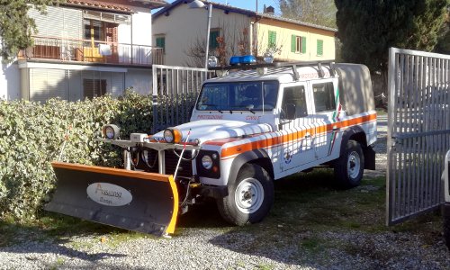 Land Rover in configurazione spalaneve della protezione civile