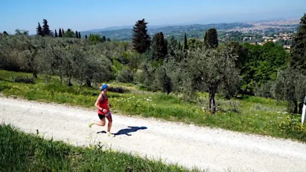 atleta che corre sul percorso della ecomarathon di bagno a ripoli