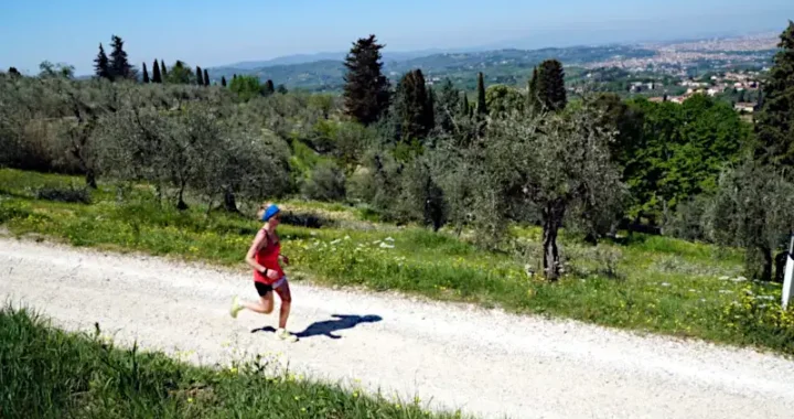 atleta che corre sul percorso della ecomarathon di bagno a ripoli