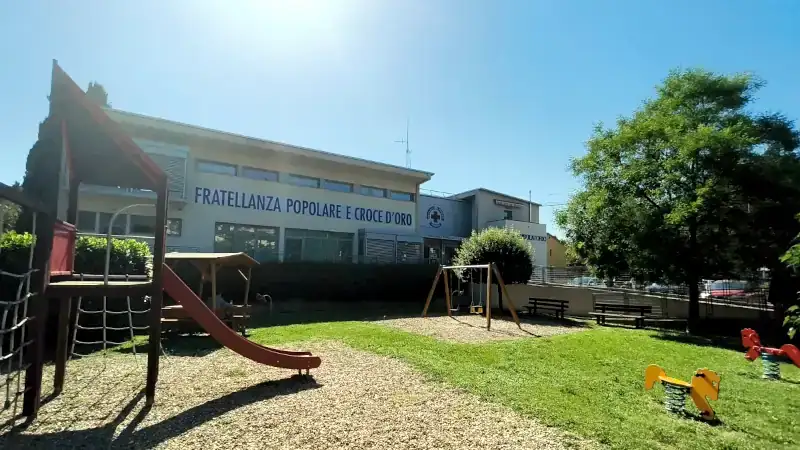 Esterno della sede vista dal giardino dei bambini in estate