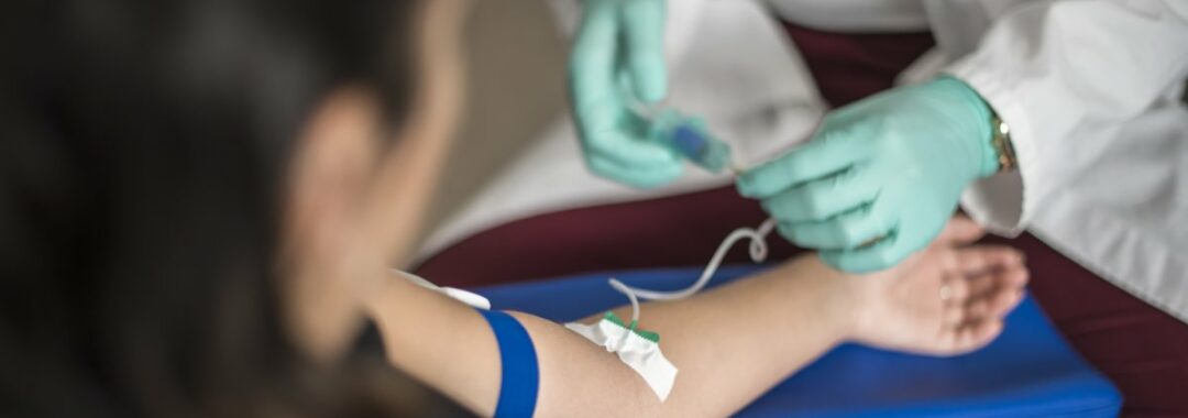 dottore effettua un plelievo di sangue