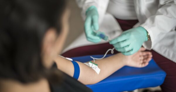 dottore effettua un plelievo di sangue