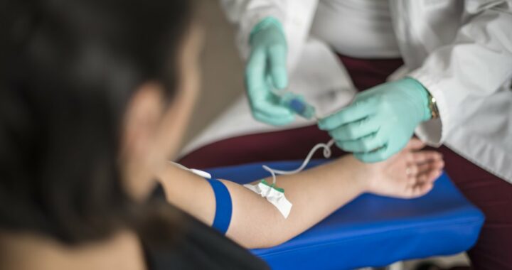 dottore effettua un plelievo di sangue