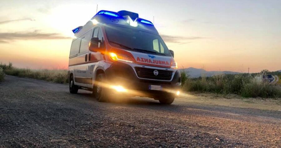 ambulanza di emergenza al tramonto