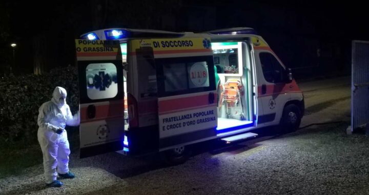 Ambulanza in sanificazione da covid