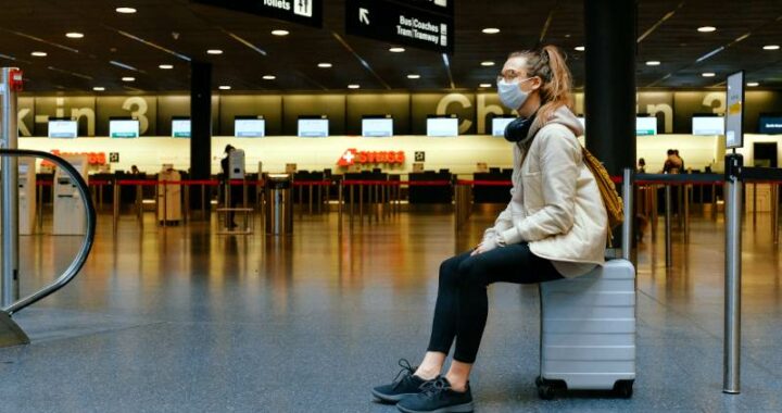 giovane in attesa in aeroporto