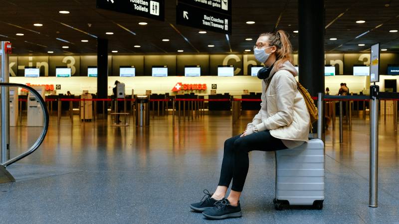 giovane in attesa in aeroporto