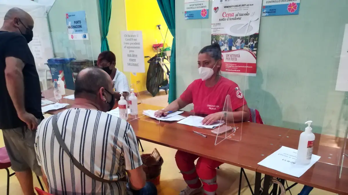Volontaria della croce rossa all'accettazione del centro vaccinale