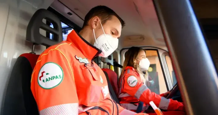 Un ragazzo e una ragazza del servizio civile in ambulanza