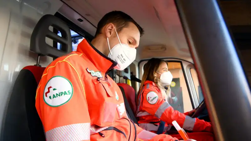 Un ragazzo e una ragazza del servizio civile in ambulanza