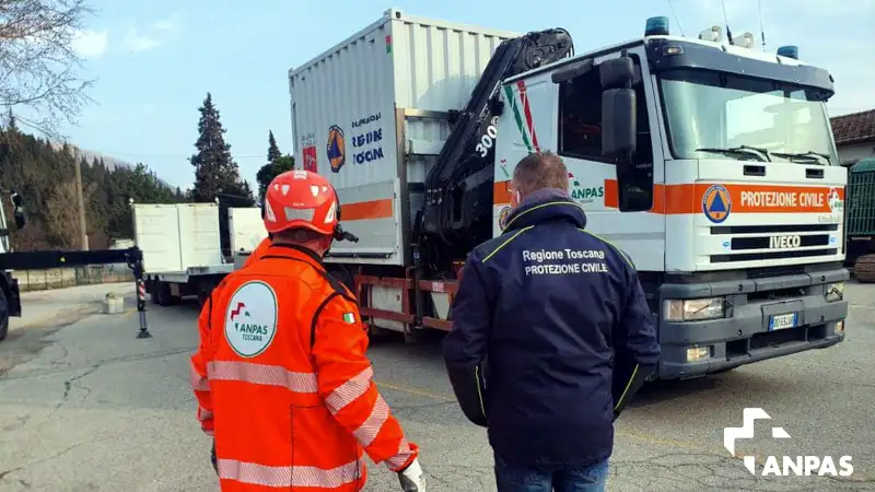 operatore protezione civile ANPAS carica container di aiuti umanitari per Ucraina