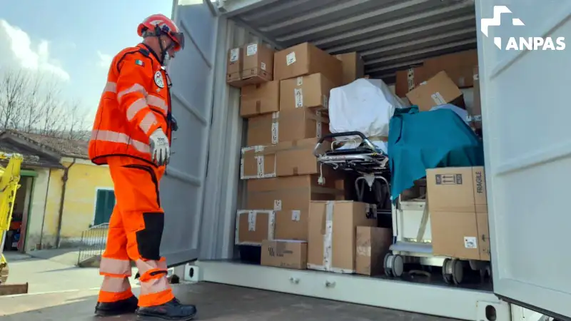 operatore protezione civile ANPAS carica container di aiuti umanitari per Ucraina