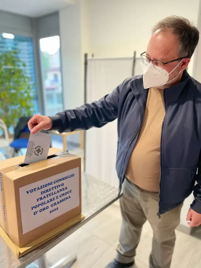 votante mette una scheda nell'urna per la votazione del consiglio direttivo