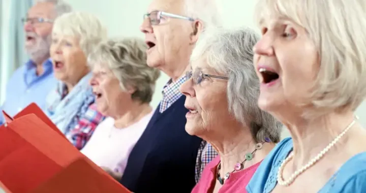 anziani che cantano
