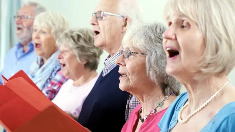 anziani che cantano con Vanni