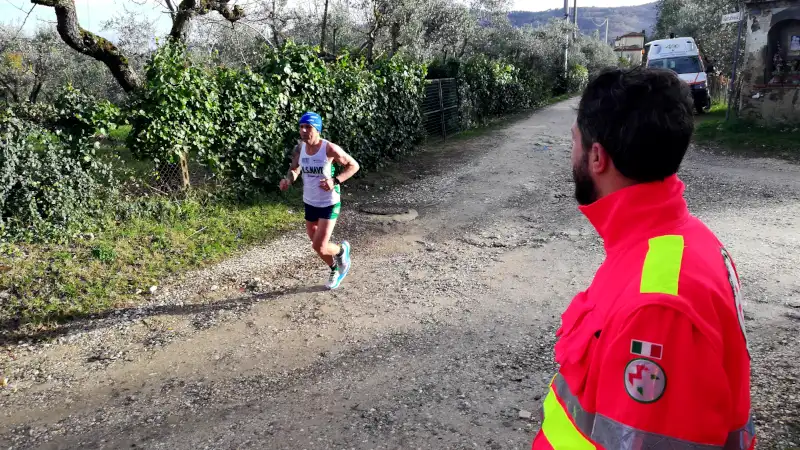 Soccorritore guarda un atleta in passare al trofeo FPG