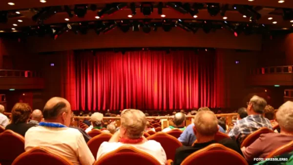 spettatori in platea in attesa dell'inizio a teatro, foto kkessler83