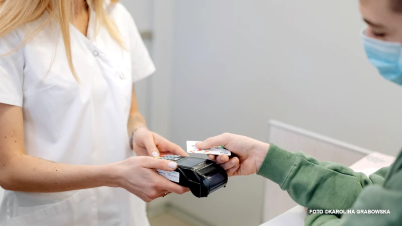 un paziente paga un prelievo con carta di credito