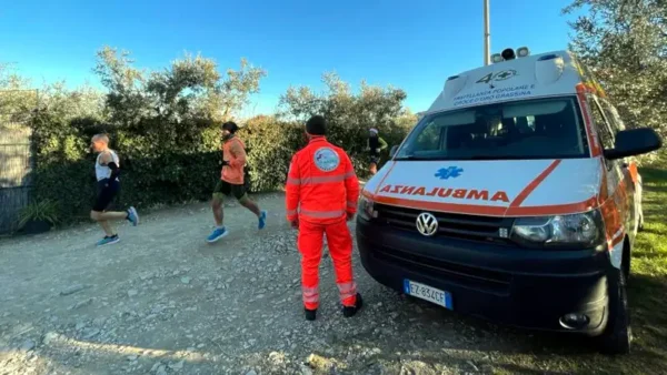 Trofeo FPG. Podisti passano davanti ad una ambulanza