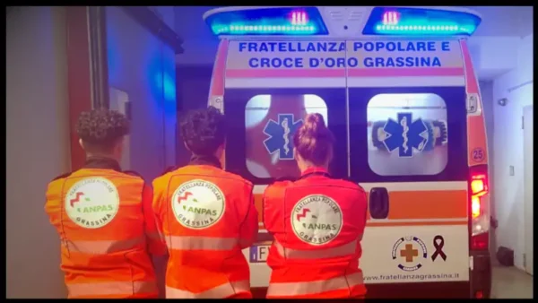 Lutto per Misericordia Terranova Bracciolini, 3 volontari dietro ad una ambulanza con il simbolo del lutto