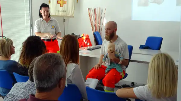 Formatori durante una lezione di disostruzione pediatrica