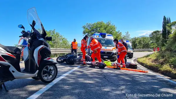 Volontari soccorrono un motociclista durante un servizio di emergenza