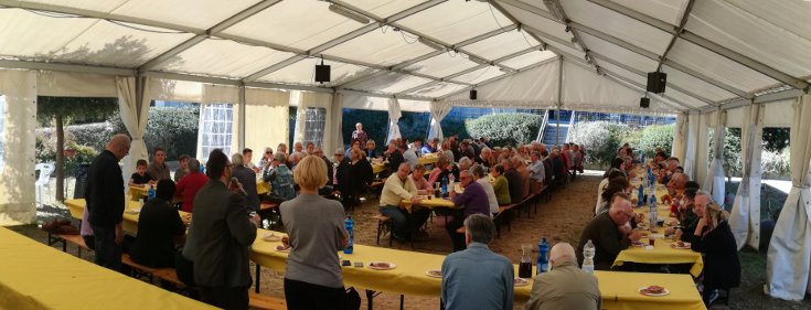 Pranzo sociale sotto la tensostruttura dell'associazione