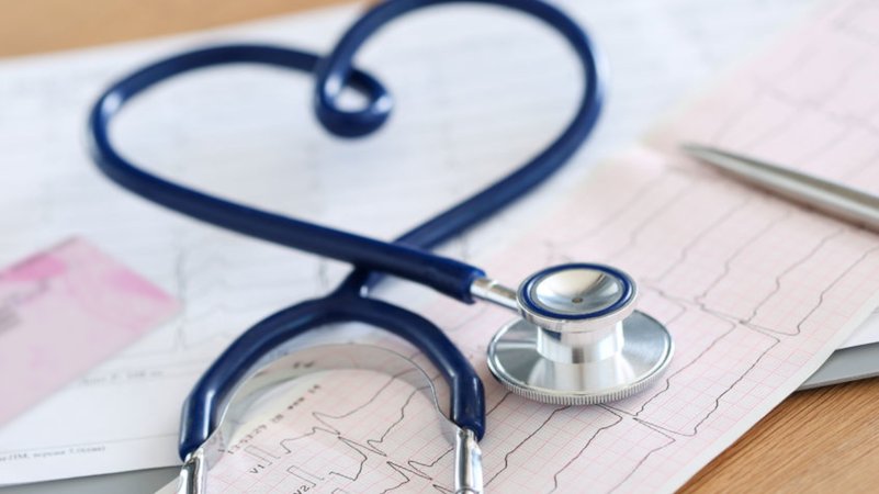 consulenza cardiaca per patente: stetoscopio e ECG