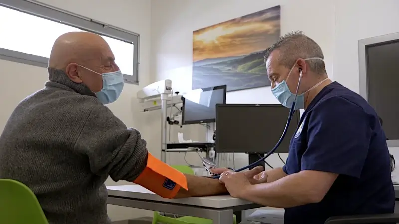 paziente durante una visita cardiologica