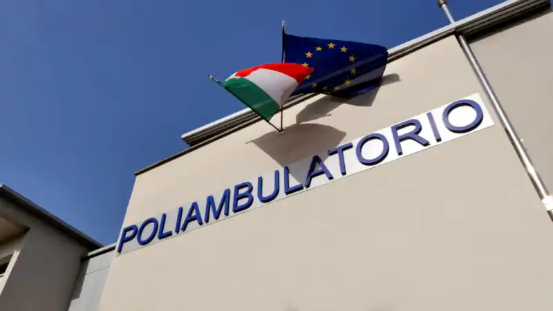 Bandiere sulla terrazza del Poliambulatorio della Fratellanza Popolare di Grassina
