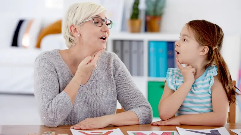 logopedista e una bambina durante una seduta di logopedia
