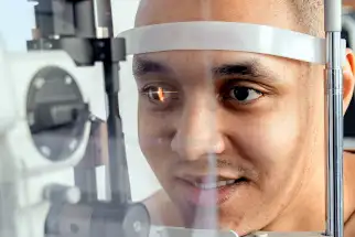 paziente durante una visita oculistica