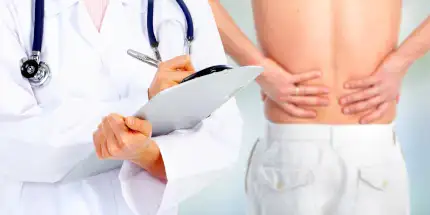 dottore durante una visita di ortopedia diagnostica un problema alla schiena