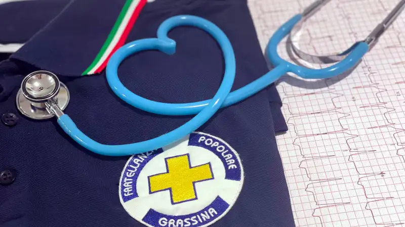 Divisa infermiere Fratellanza popolare di Grassina con sopra uno stetoscopio