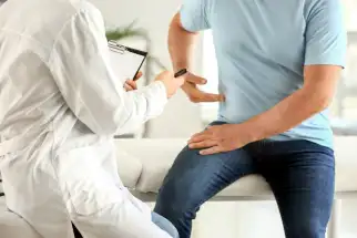 medico e paziente durante una visita di urologia