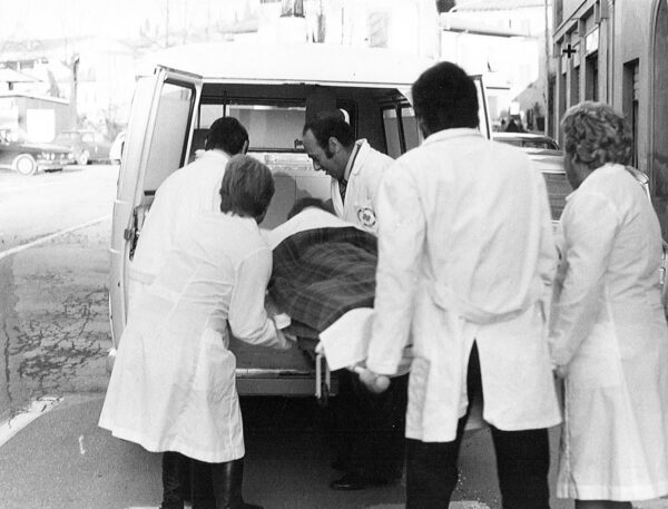 caricamento in ambulanza anni 70