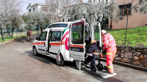 Volontario  durante un servizio sociale con un mezzo attrezzato